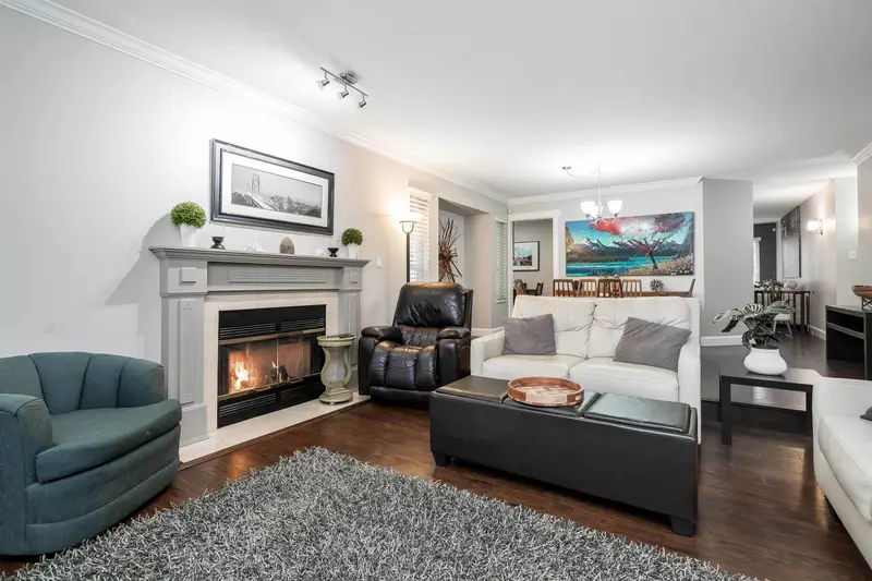 14086 17 AVENUE - photo 2 of 25