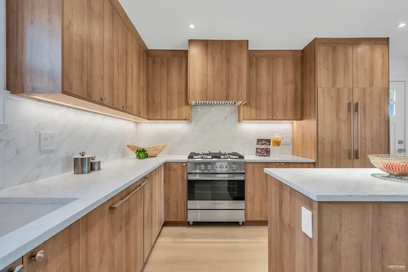 103 1125 CARTIER AVENUE - photo 2 of 25