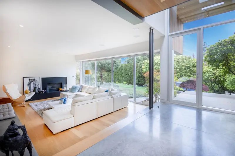 2924 ALTAMONT CRESCENT - photo 4 of 25