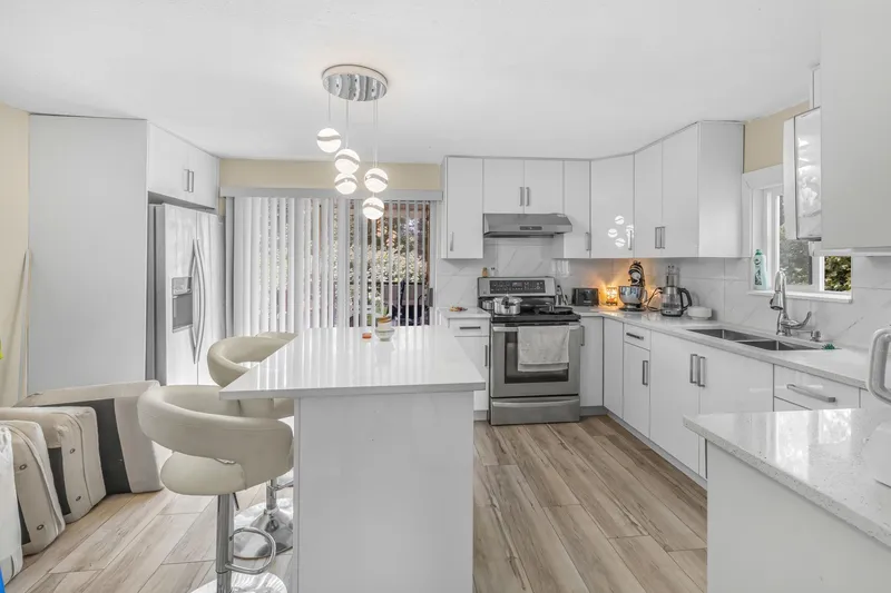 13906 68 AVENUE - photo 3 of 14