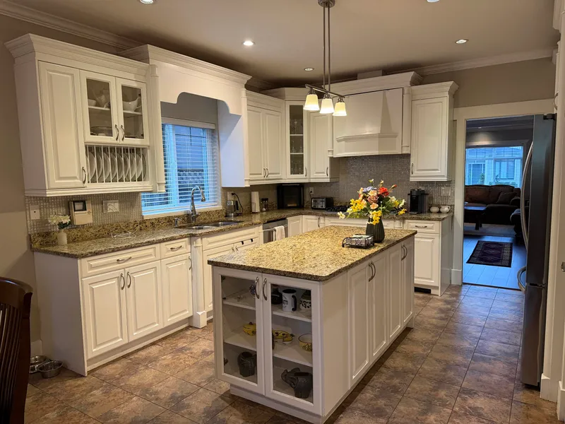 647 IVY AVENUE - photo 4 of 24