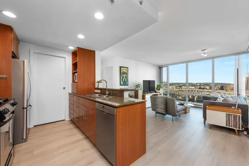 2105 455 BEACH CRESCENT - photo 4 of 25