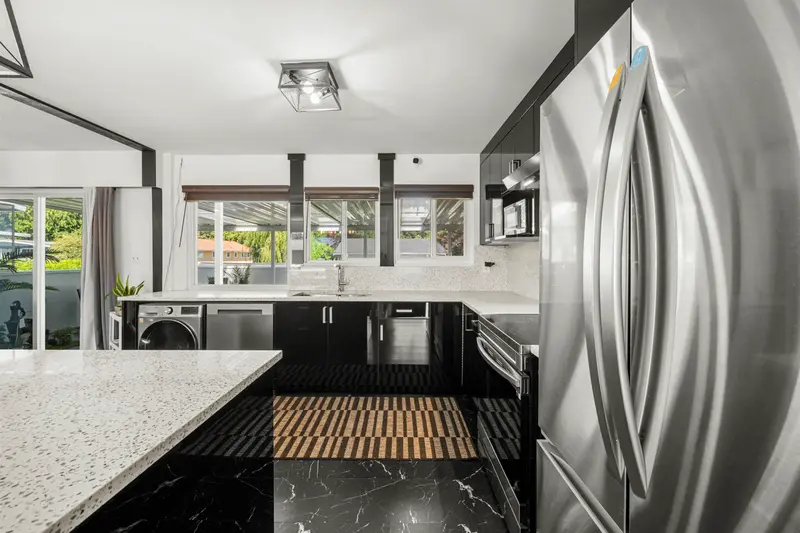 1121 PRAIRIE AVENUE - photo 3 of 25