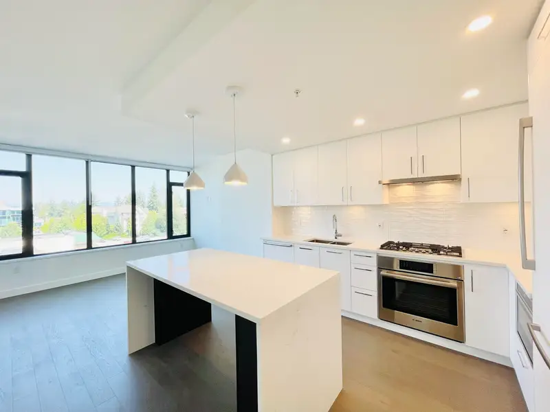 303 1588 JOHNSTON ROAD - photo 2 of 25