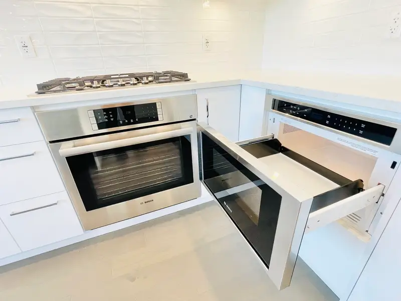 303 1588 JOHNSTON ROAD - photo 3 of 25