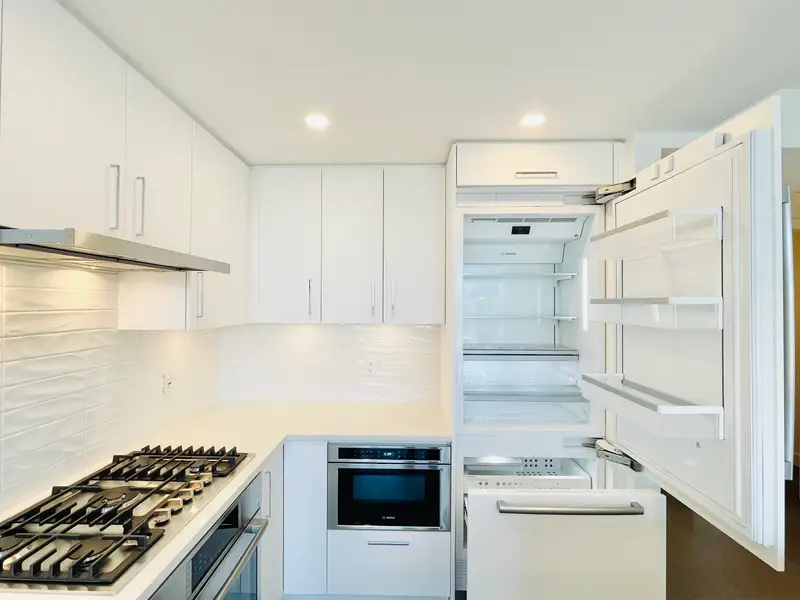 303 1588 JOHNSTON ROAD - photo 4 of 25