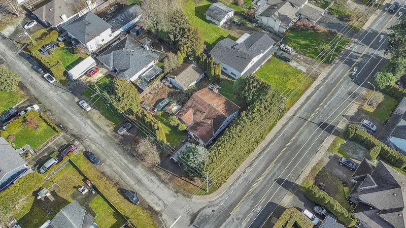 6032 171A STREET - photo 4 of 16