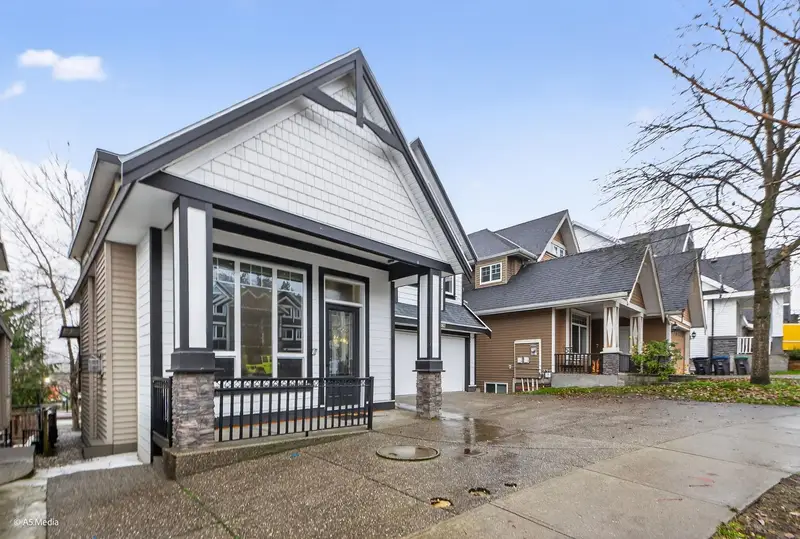 14881 63 AVENUE - photo 3 of 25