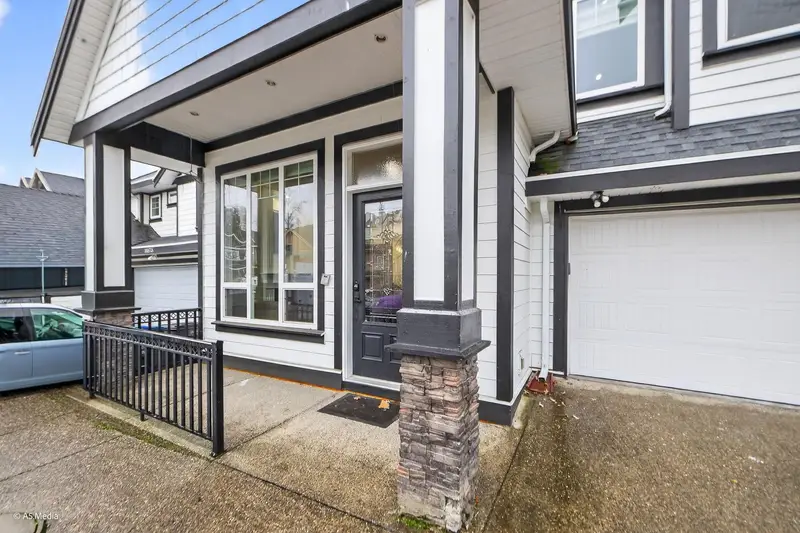 14881 63 AVENUE - photo 4 of 25