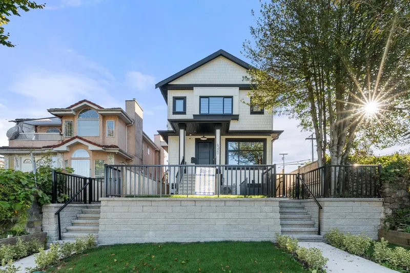 4318 NANAIMO STREET - photo 2 of 25