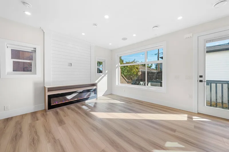 4318 NANAIMO STREET - photo 3 of 25