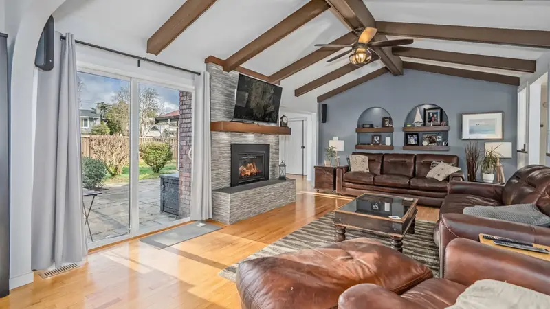 34629 ASCOTT AVENUE - photo 2 of 25