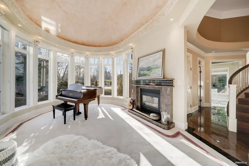 15783 COLLINGWOOD CRESCENT - photo 4 of 25