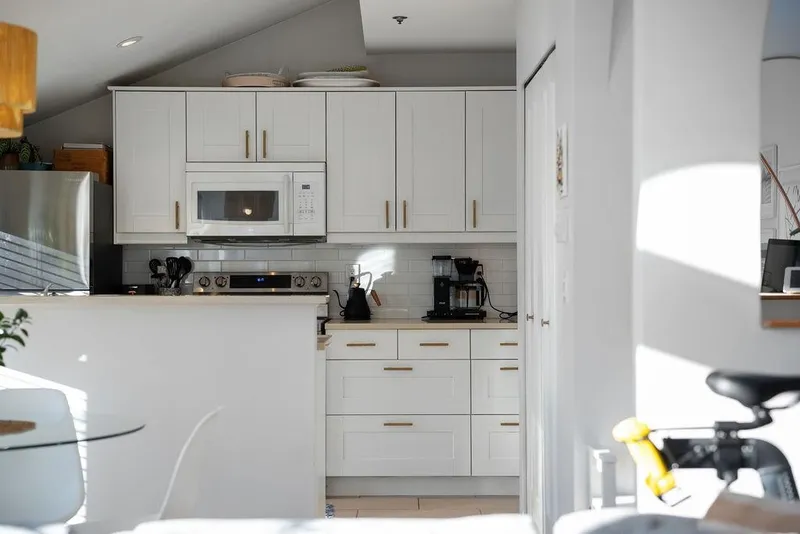 404 888 W 13TH AVENUE - photo 4 of 25