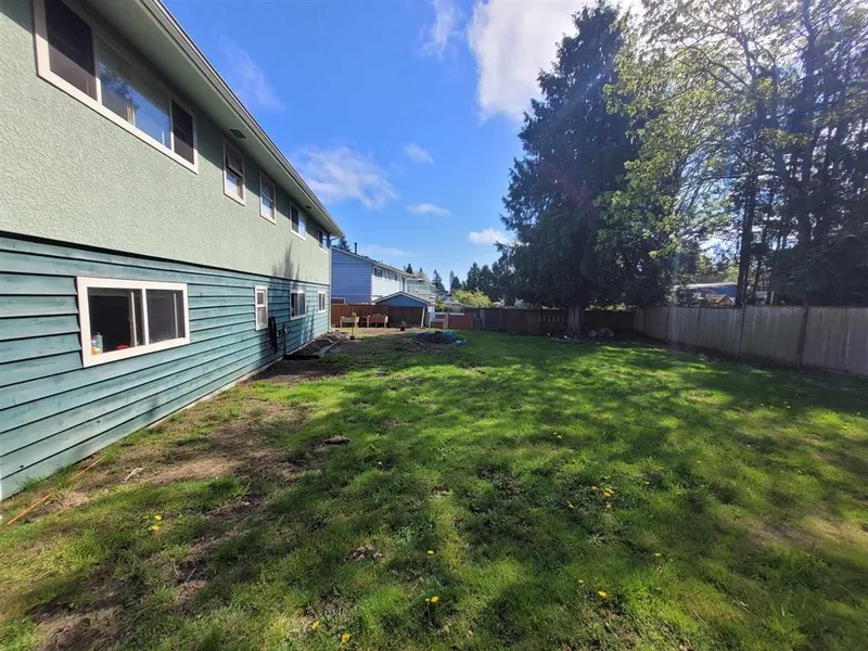 4984 10A AVENUE - photo 4 of 23