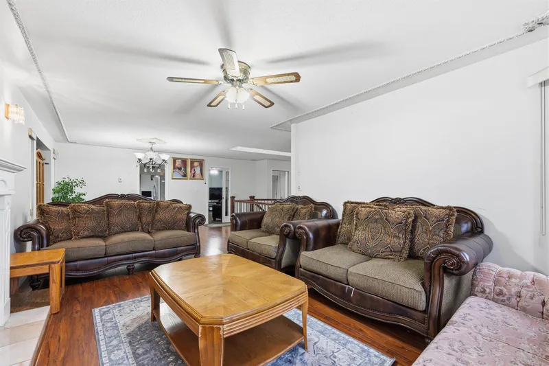 7076 122A STREET - photo 4 of 25