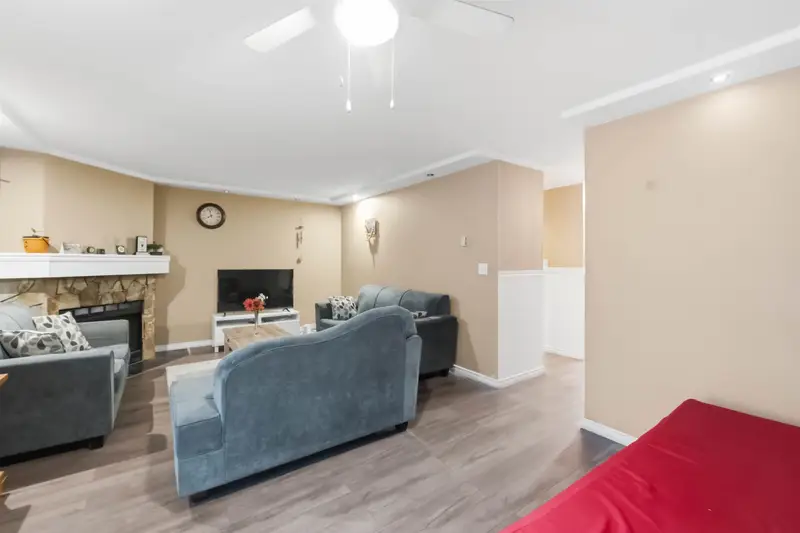 13323 71B AVENUE - photo 4 of 25