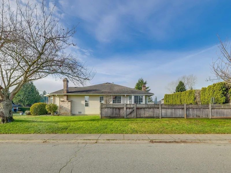 16347 12 AVENUE - photo 3 of 25