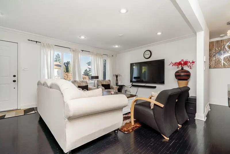 1561 CHESTNUT STREET - photo 3 of 25