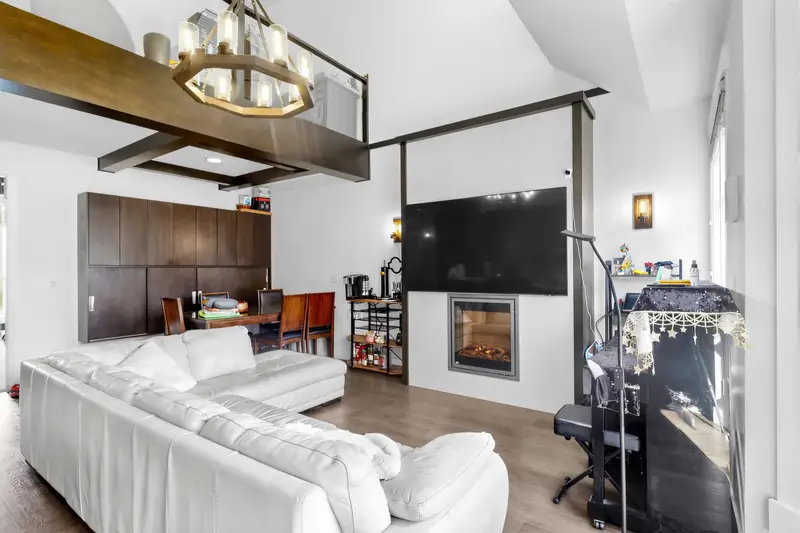 34 15977 26 AVENUE - photo 3 of 25