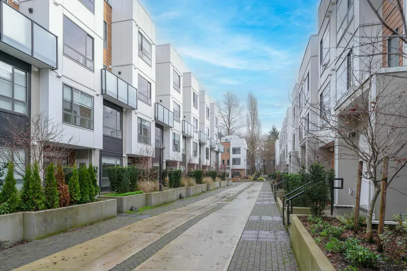 31 6328 KING GEORGE BOULEVARD - photo 2 of 8