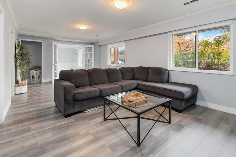 5237 12 AVENUE - photo 4 of 25