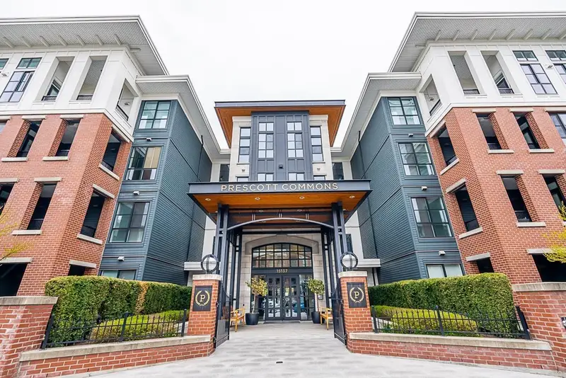 401 15137 33 AVENUE - photo 2 of 25