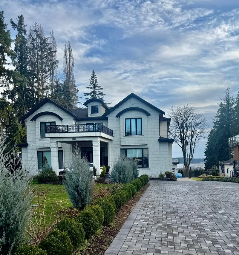 13170 57 AVENUE - photo 2 of 21