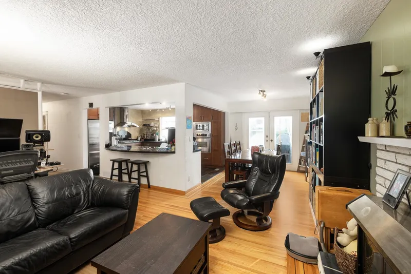 2041 TOMPKINS CRESCENT - photo 4 of 25