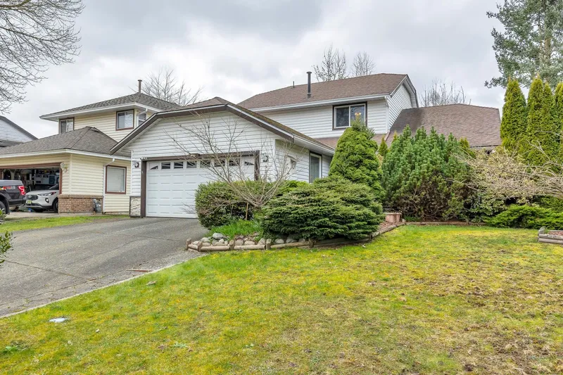 9505 161 STREET - photo 3 of 25