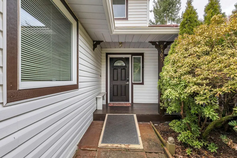 9505 161 STREET - photo 4 of 25