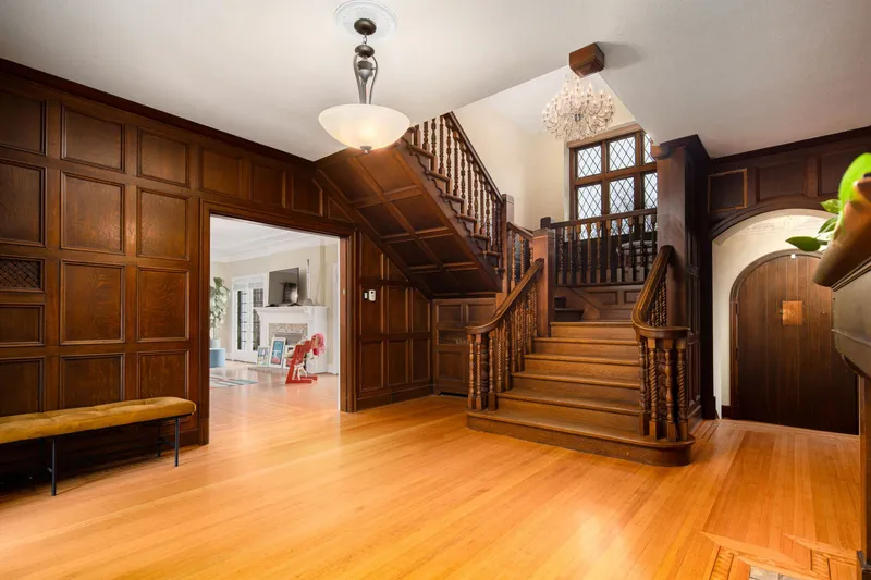 1678 SOMERSET CRESCENT - photo 4 of 25