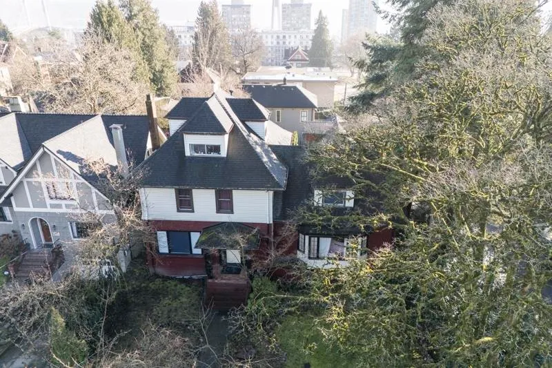 118 QUEENS AVENUE - photo 4 of 21