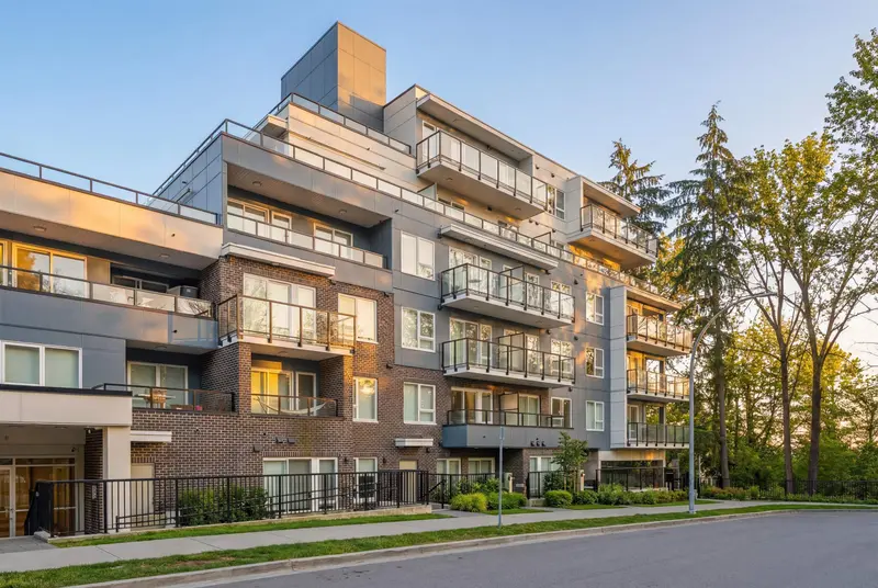 305 2002 ST. GEORGE STREET - photo 3 of 25