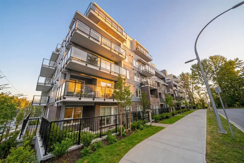 305 2002 ST. GEORGE STREET - photo 4 of 25