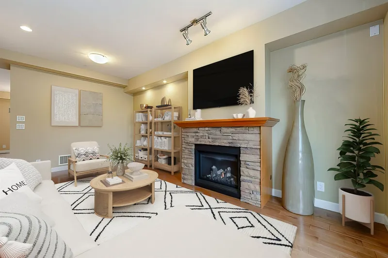 38 20738 84 AVENUE - photo 2 of 25