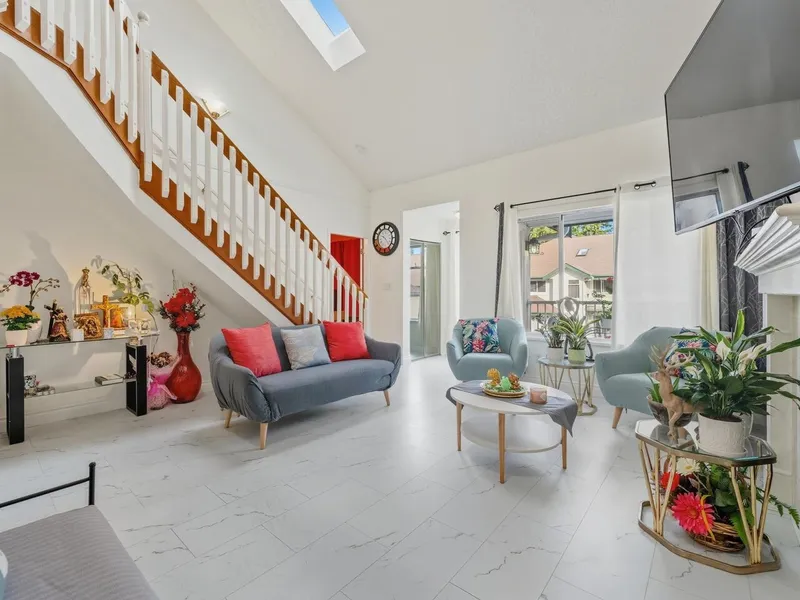 210 10308 155A STREET - photo 2 of 21