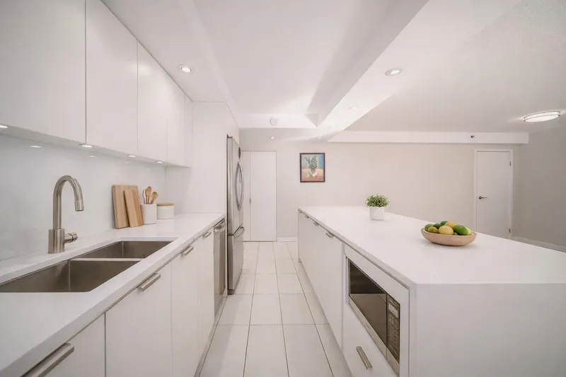 302 518 W 14TH AVENUE - photo 3 of 21