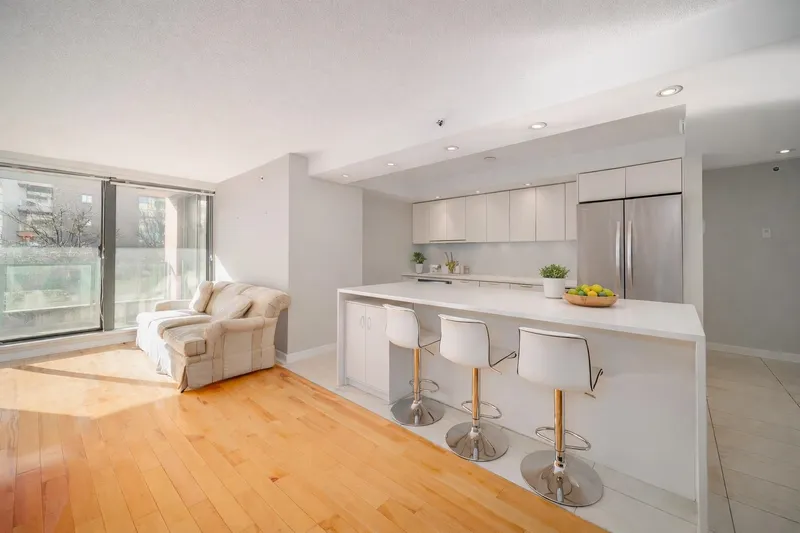 302 518 W 14TH AVENUE - photo 4 of 21