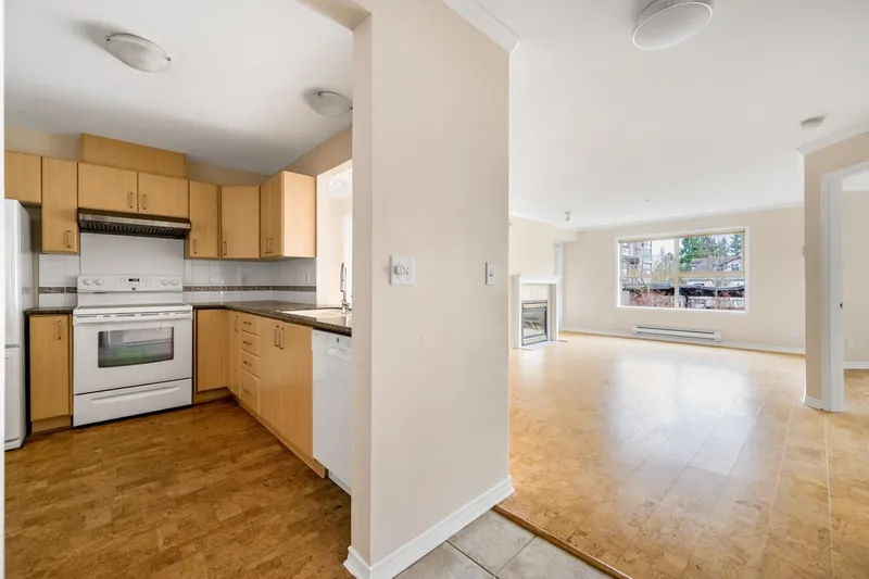 302 15325 17 AVENUE - photo 4 of 18