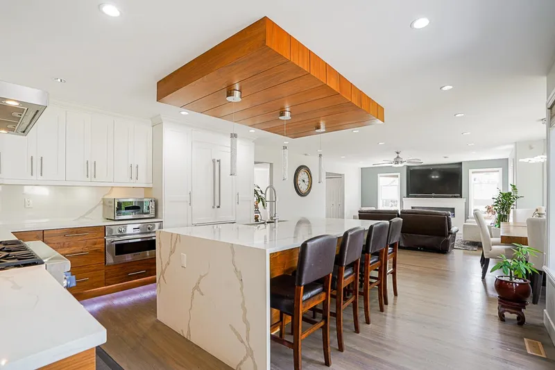 18467 55 AVENUE - photo 3 of 25