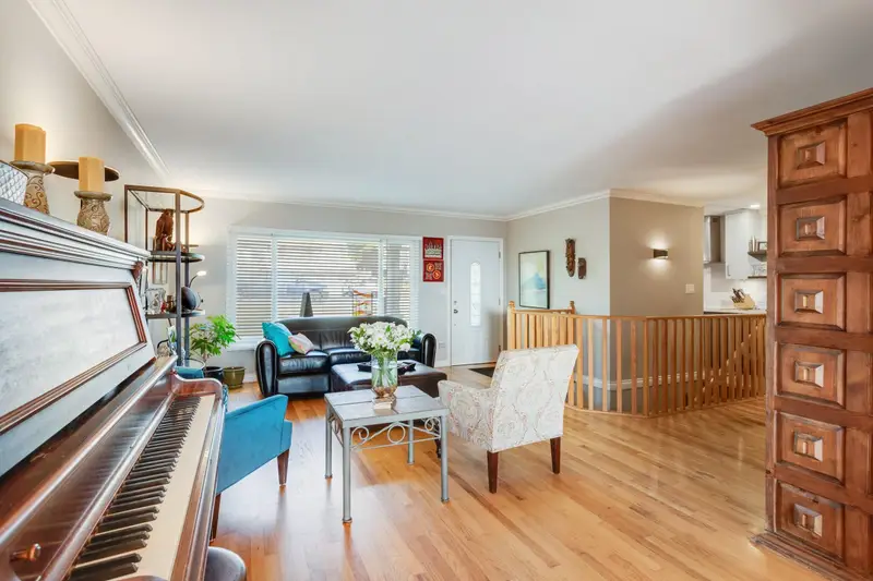 843 WHITCHURCH STREET - photo 3 of 25