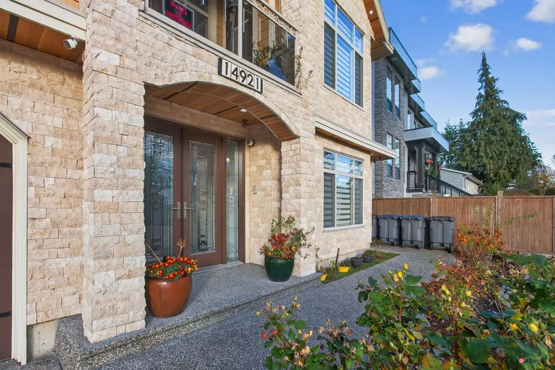 14921 90 AVENUE - photo 4 of 25