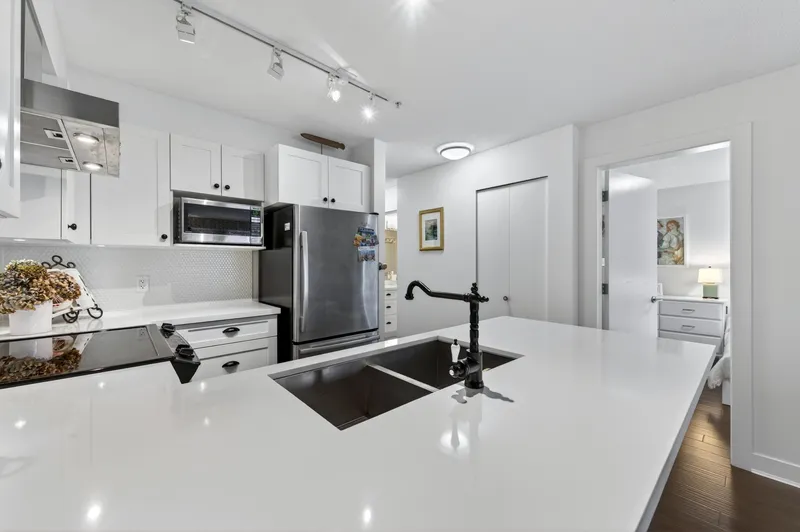 116 500 ROYAL AVENUE - photo 4 of 25