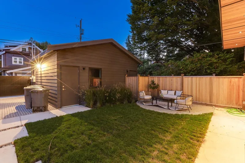 2 944 E 13 AVENUE - photo 3 of 23