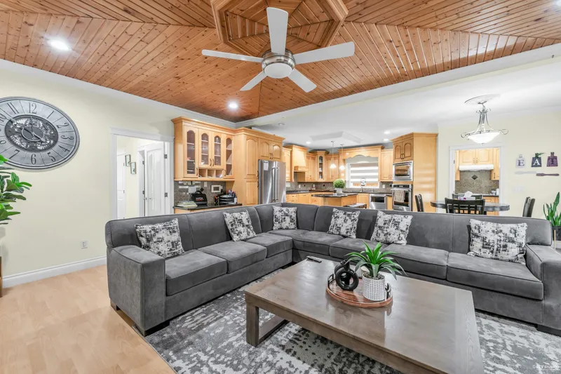 13239 89 AVENUE - photo 2 of 25