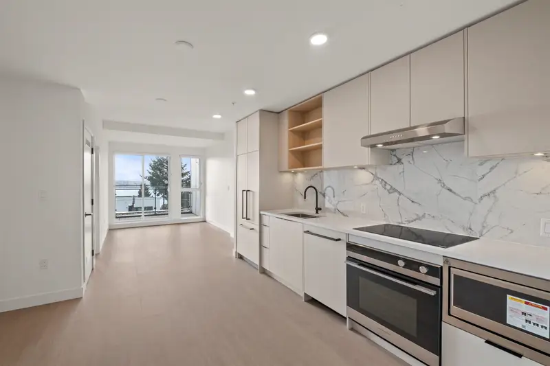 553 422 E 3RD STREET - photo 2 of 24