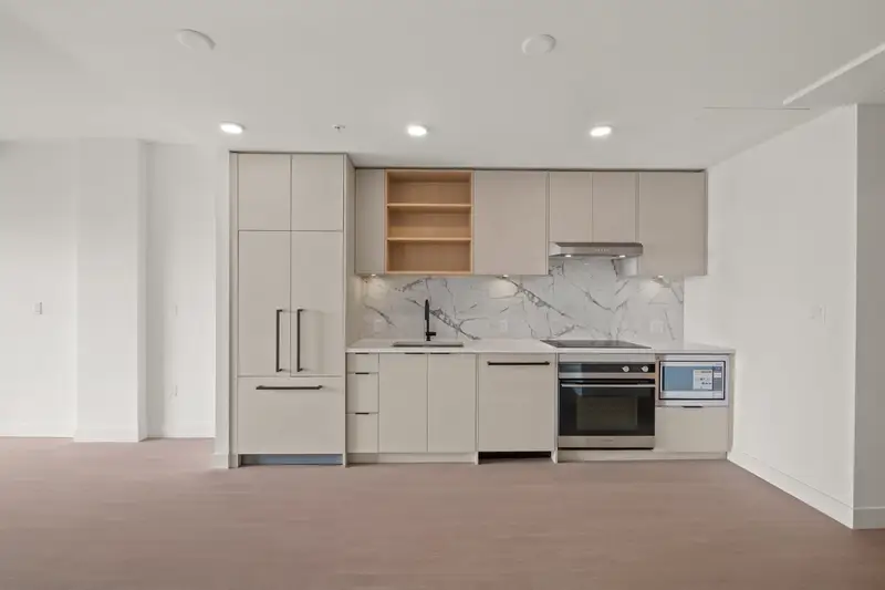 553 422 E 3RD STREET - photo 3 of 24