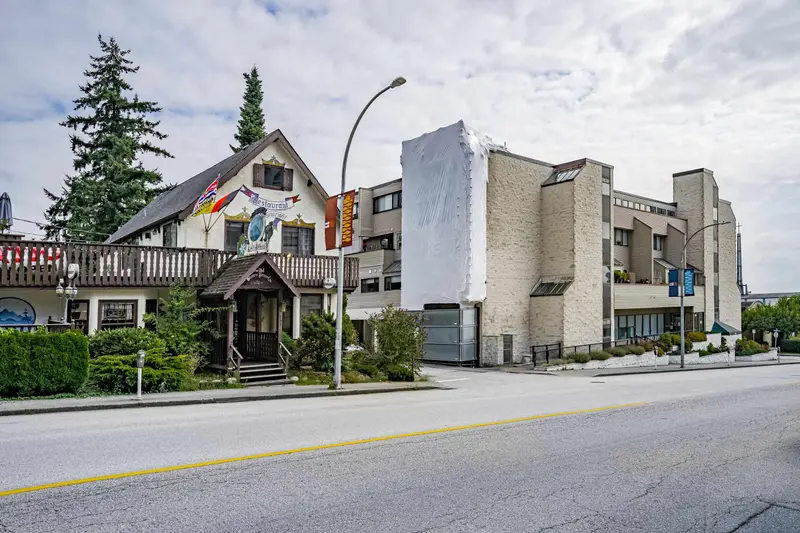 302 225 SIXTH STREET - photo 3 of 25