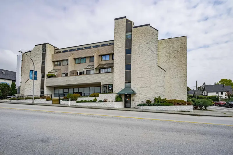 302 225 SIXTH STREET - photo 4 of 25